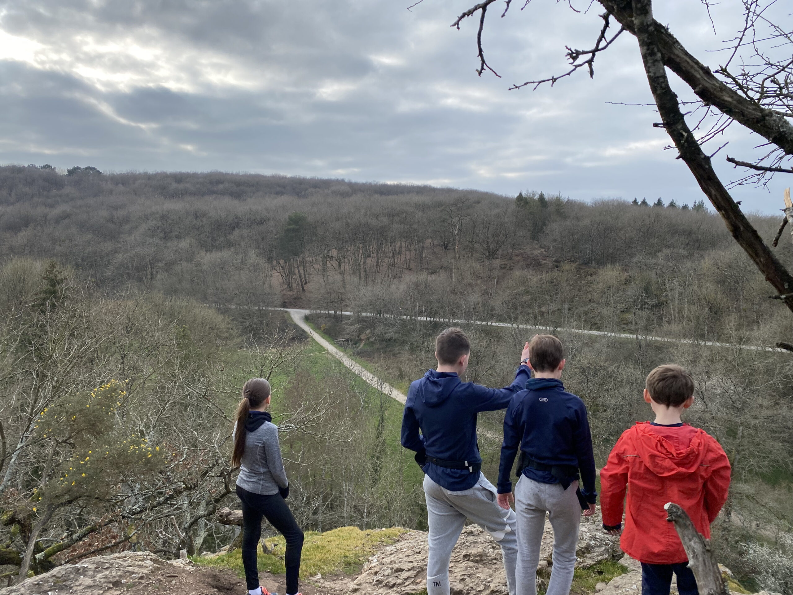 Vue au sommet de la base de Coupeau à St Berthevin lors d'une séance école de trail 53.